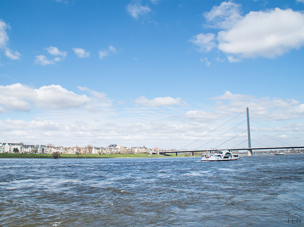 Düsseldorf Rhein Schiff Brücke