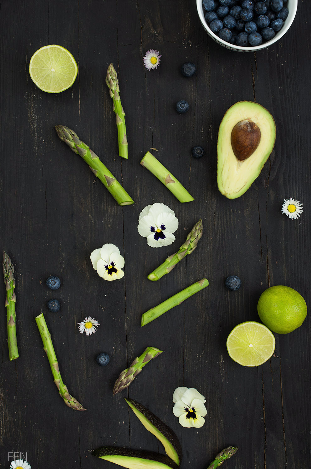 Frühlingssalat Spargel Veilchen Blaubeere2