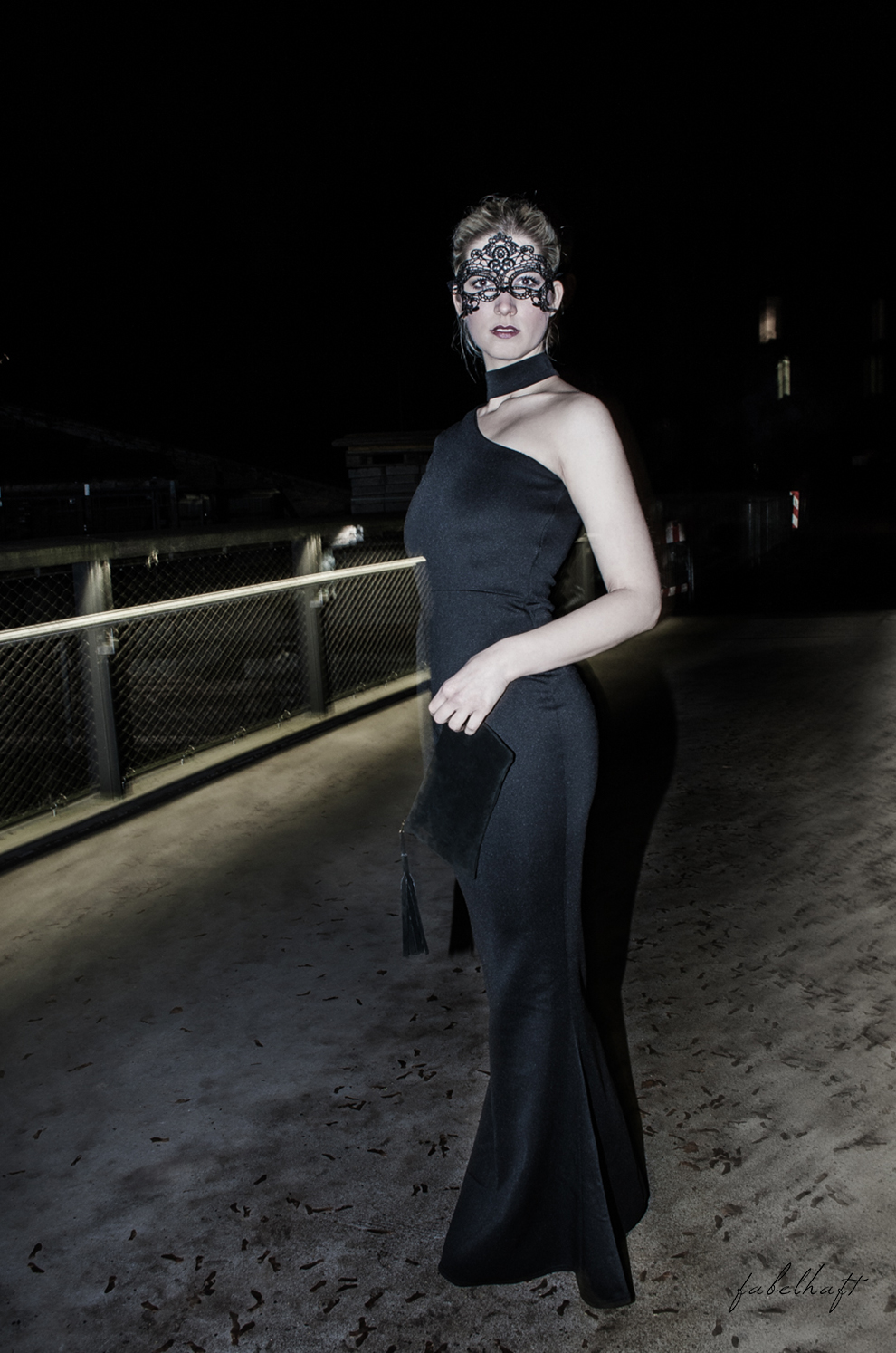 Netzsieger curated shopping silvester outfit kleid schwarz abendoutfit Gala Ballklein blogger Clutch wildleder blond 2