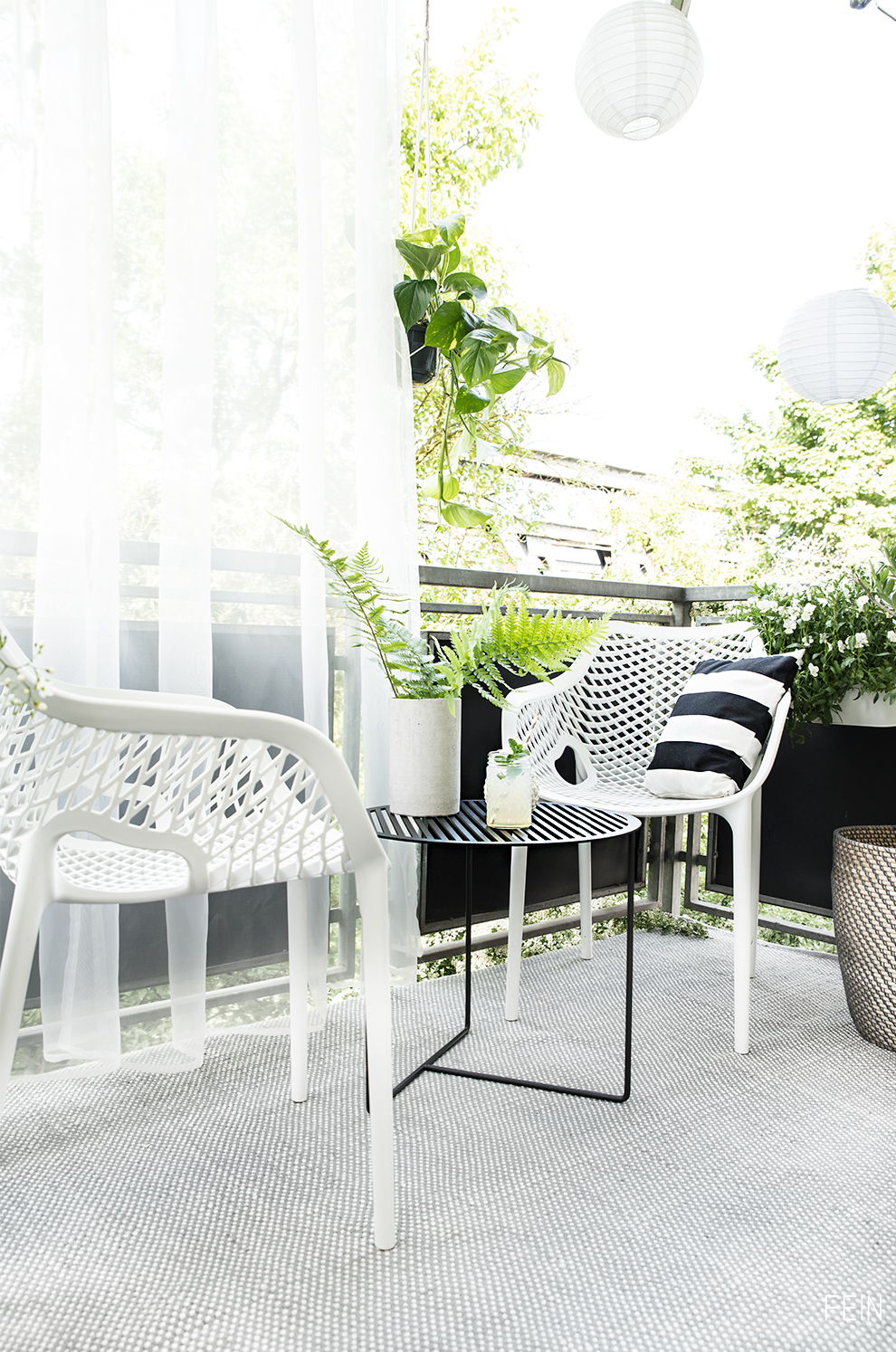 Balkon Outdoor Teppich Tisch Möbel Black and white