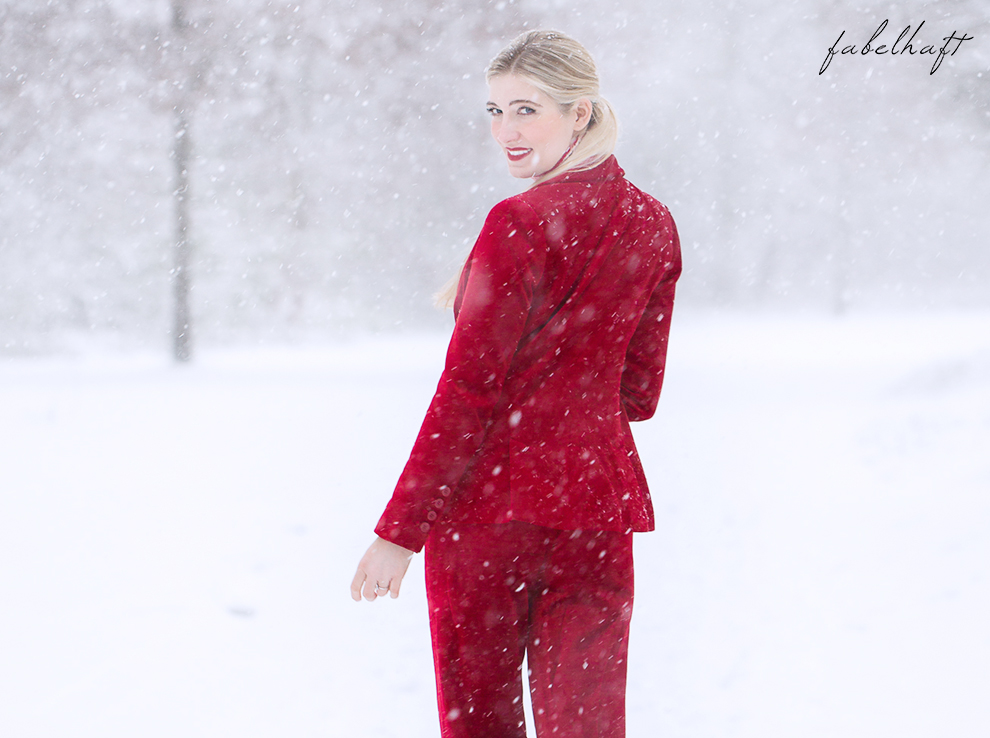 Holiday red rot Weihnachtsoutfit Outfit Samt Weihnachtspullover Christmas Fashion Trend Mode Blond Schnee