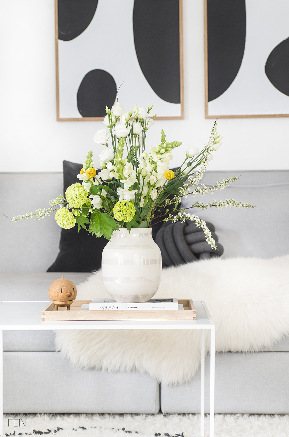 schwarz weiße einrichtung frühling blumen