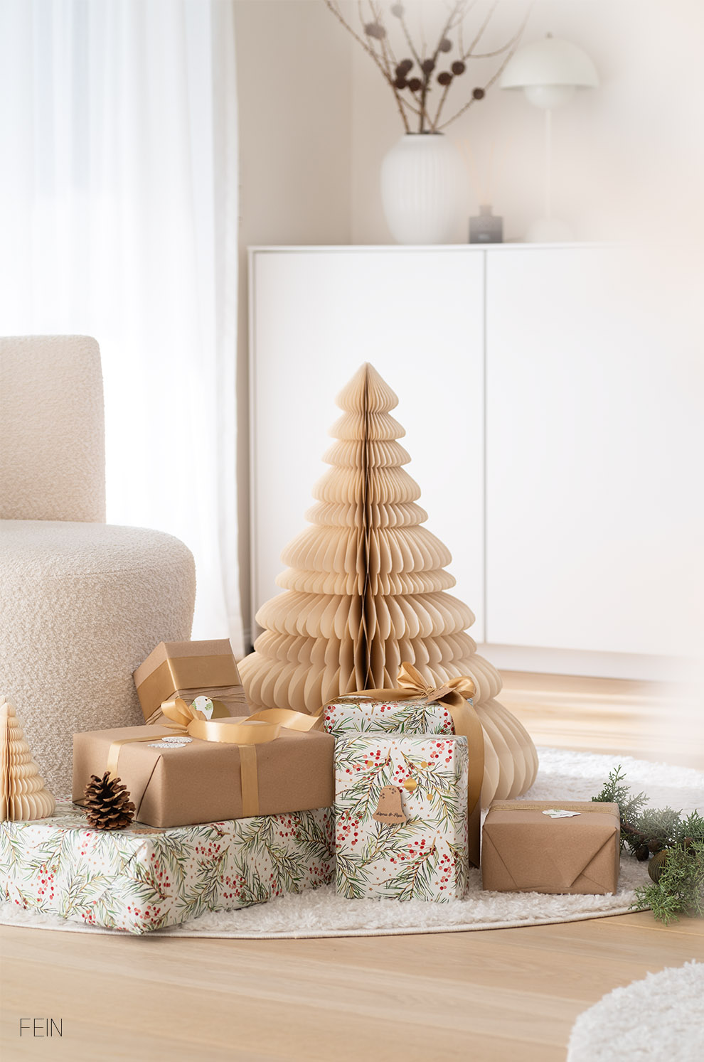 Weihnachtsgeschenke Verpacken unter dem Baum