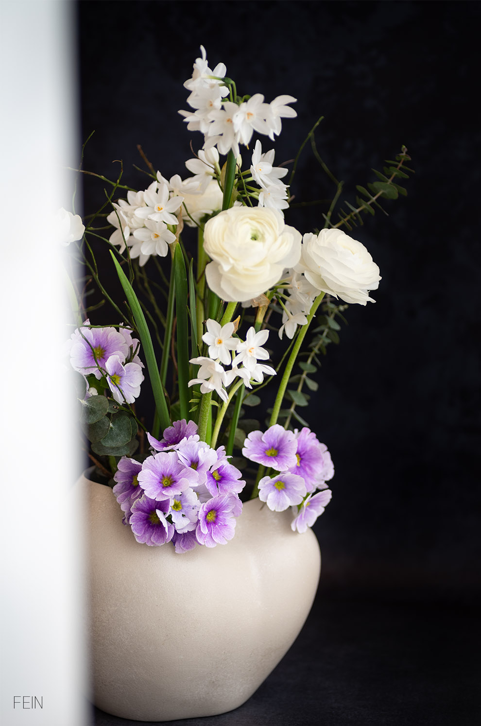 Frühling in der Vase dark Background