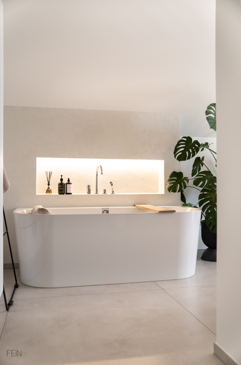 Bad Neubau Gestaltung halbfreistehende Badewanne